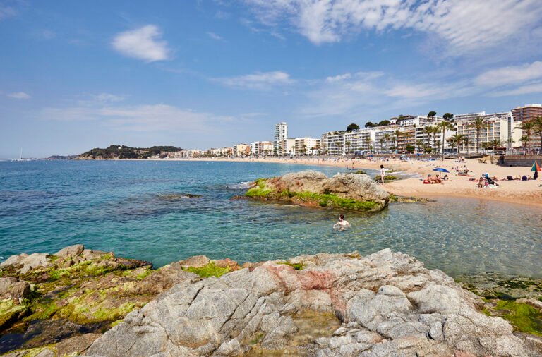 Playa de Lloret de Mar desde las rocas