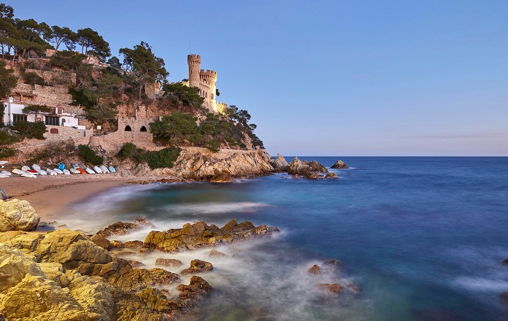 Castell d'en Plaja sobre las rocas en Lloret de Mar