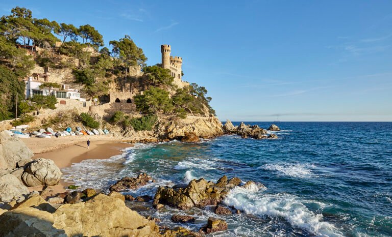 Cala Sa Caleta y el Castell d'en Plaja en Lloret de Mar