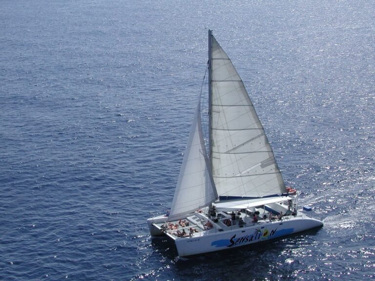 Catamarán navegando frente a la costa de Lloret de Mar