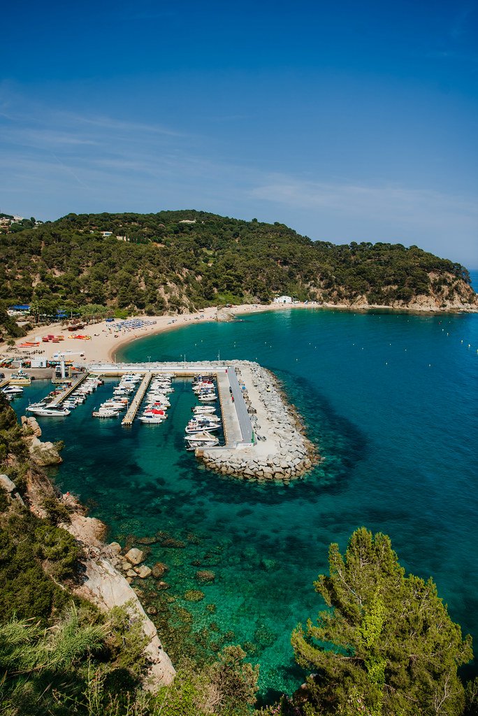 Cala Canyelles y su puerto deportivo en Lloret de Mar