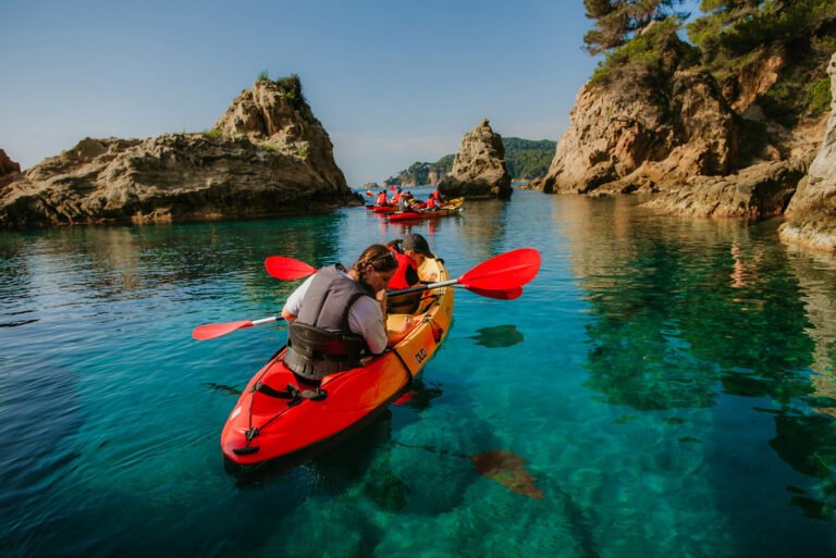 Kayak entre calas en Lloret de Mar
